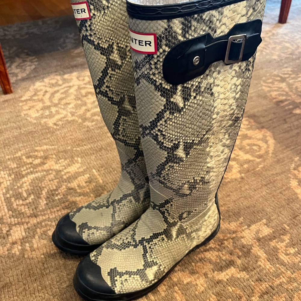 NWOT Hunter Carnaby Snakeskin Rain Boots. Never worn.
